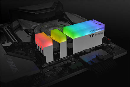 модули Thermaltake TOUGHRAM RGB DDR4 на материнской плате